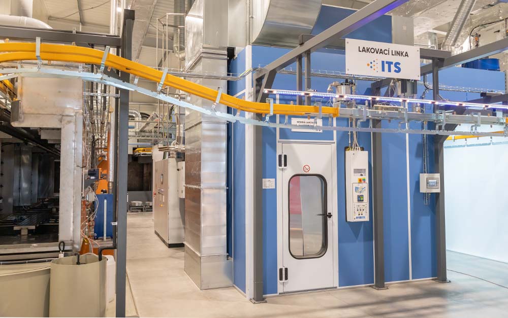 Combined two-track powder coating line with wet coating booth