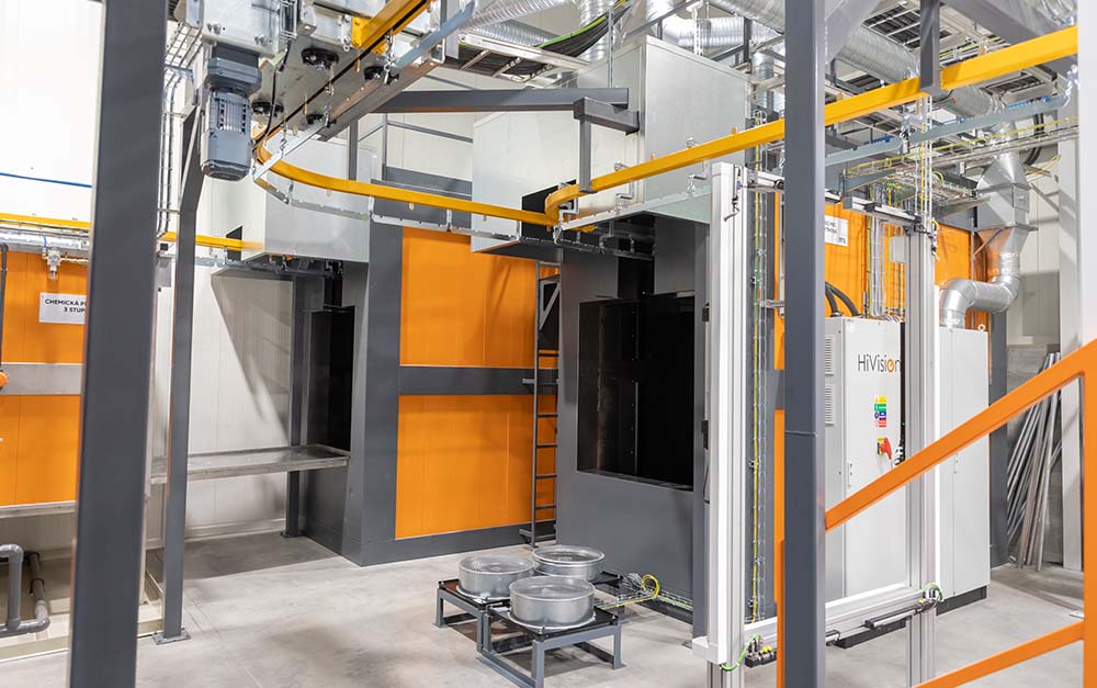 Combined two-track powder coating line with wet coating booth