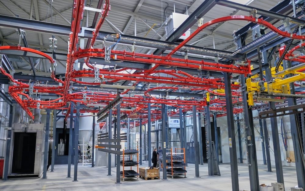 Automatic coating line with a powder center