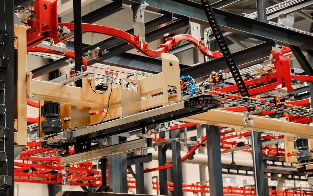 Automatic coating line with a powder center