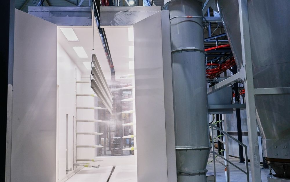 Automatic coating line with a powder center