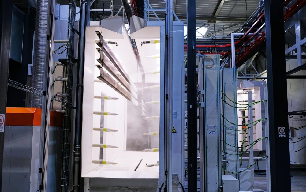 Automatic coating line with a powder center