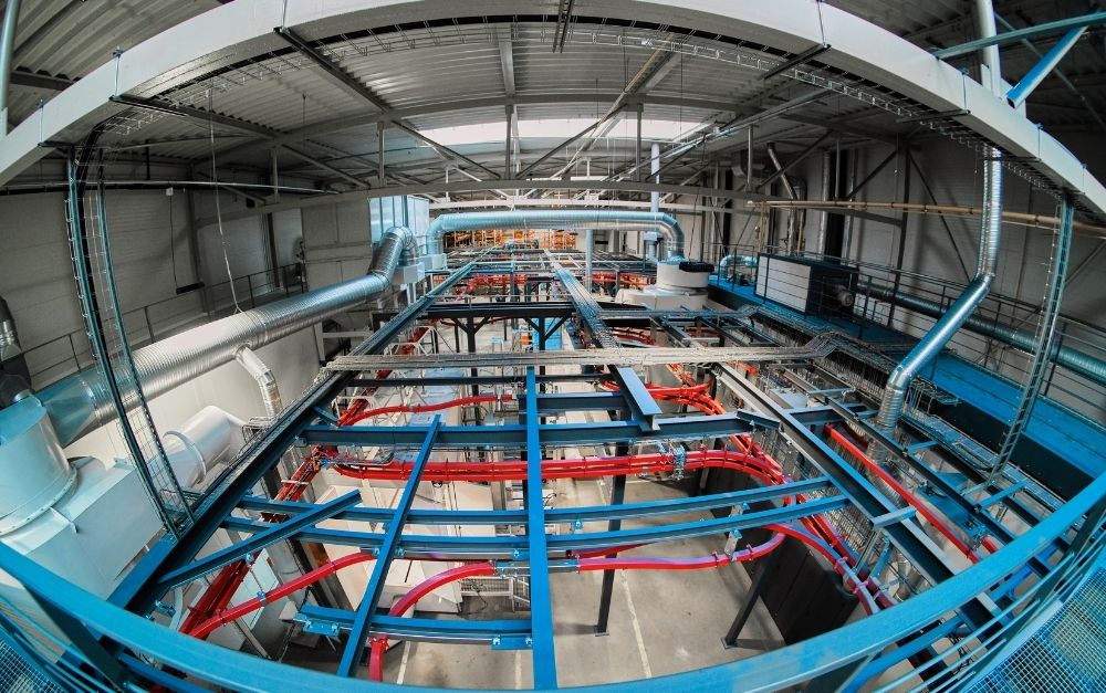 Automatic coating line with a powder center