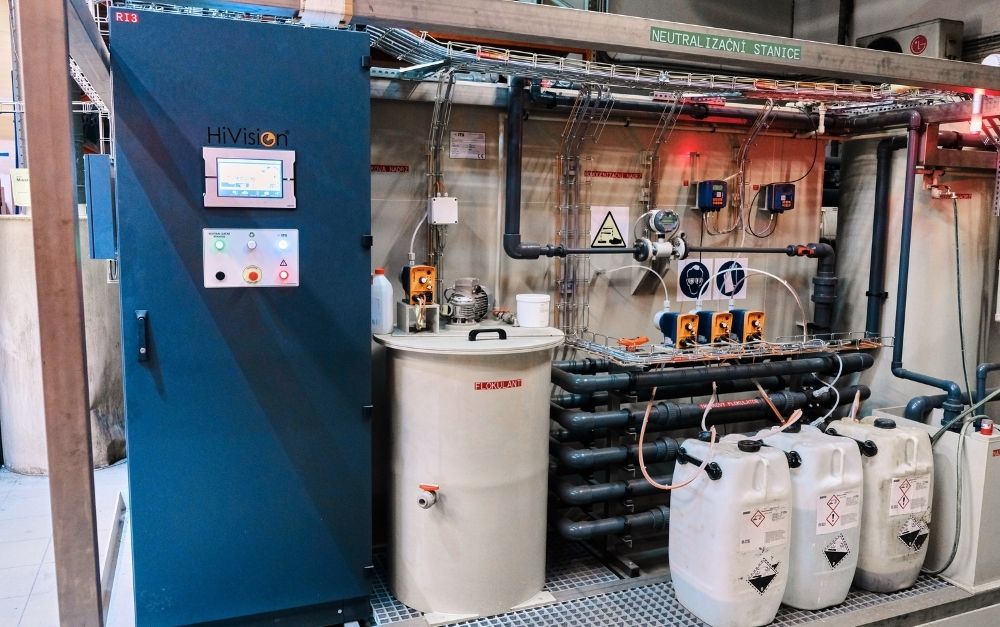 Automatic coating line with a powder center