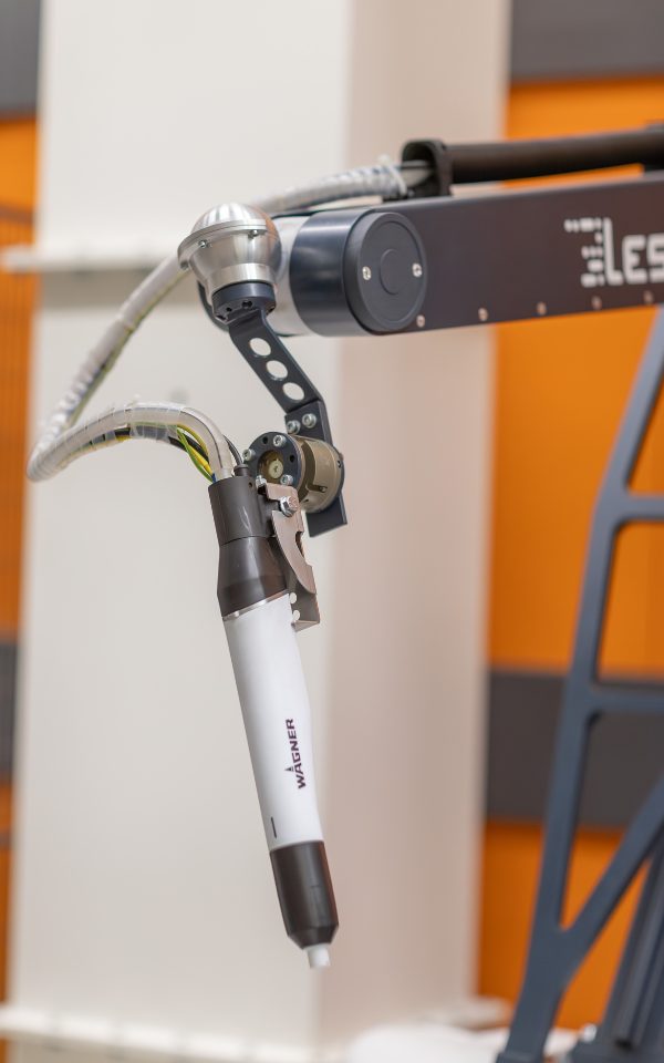 Průběžná automatická prášková lakovna s robotickým lakováním