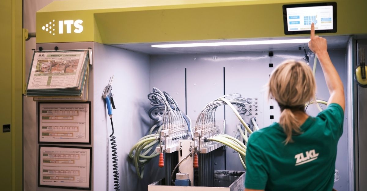 Nová průběžná prášková lakovna s robotickým lakováním